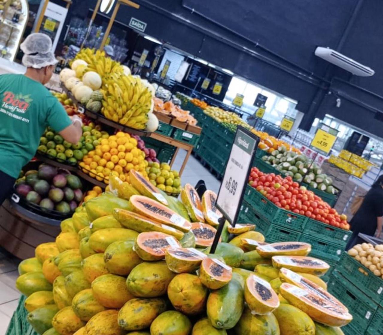 Equipe da Boa Hortifruti organizando frutas e verduras